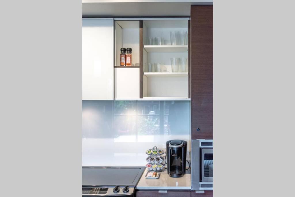 Clean 3Rd Floor Executive 1 Bedroom Apt In Old Town China Town ビクトリア エクステリア 写真