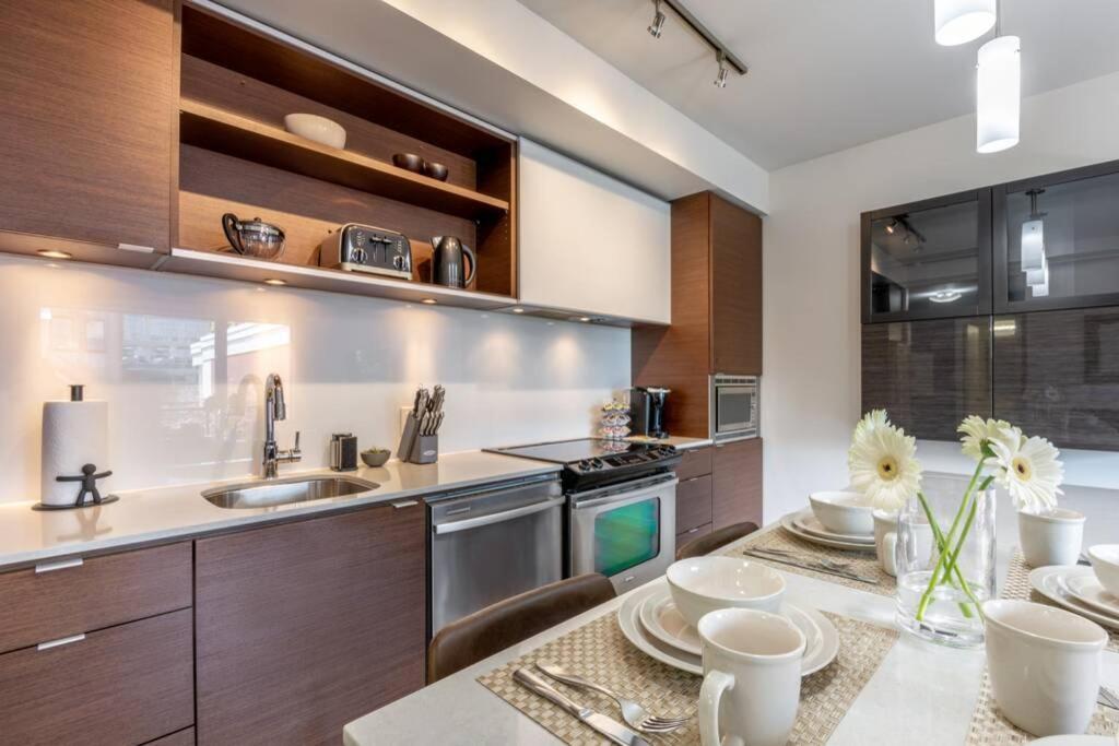 Clean 3Rd Floor Executive 1 Bedroom Apt In Old Town China Town ビクトリア エクステリア 写真