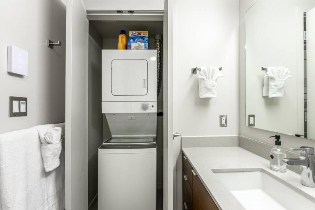 Clean 3Rd Floor Executive 1 Bedroom Apt In Old Town China Town ビクトリア エクステリア 写真