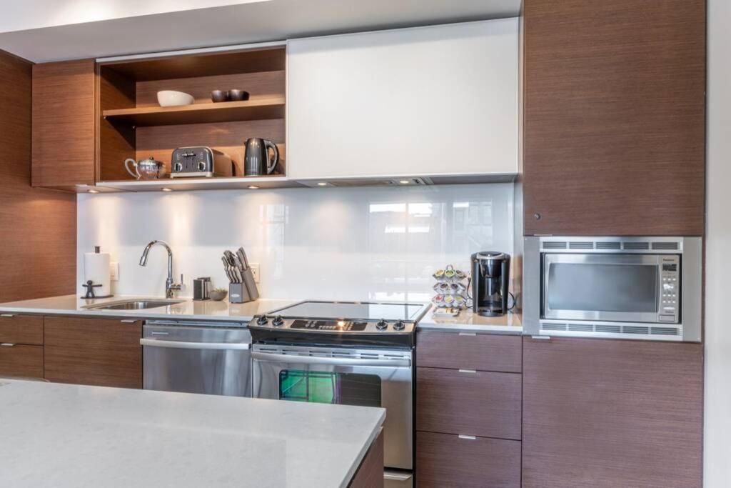 Clean 3Rd Floor Executive 1 Bedroom Apt In Old Town China Town ビクトリア エクステリア 写真