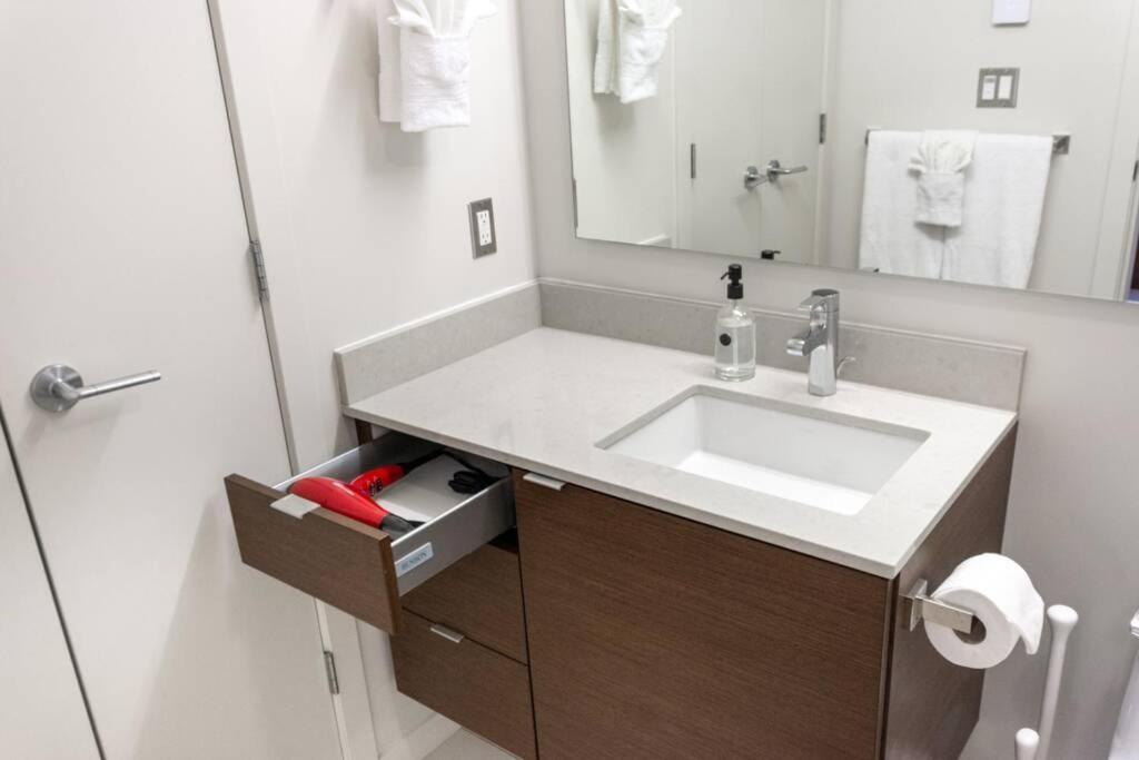 Clean 3Rd Floor Executive 1 Bedroom Apt In Old Town China Town ビクトリア エクステリア 写真